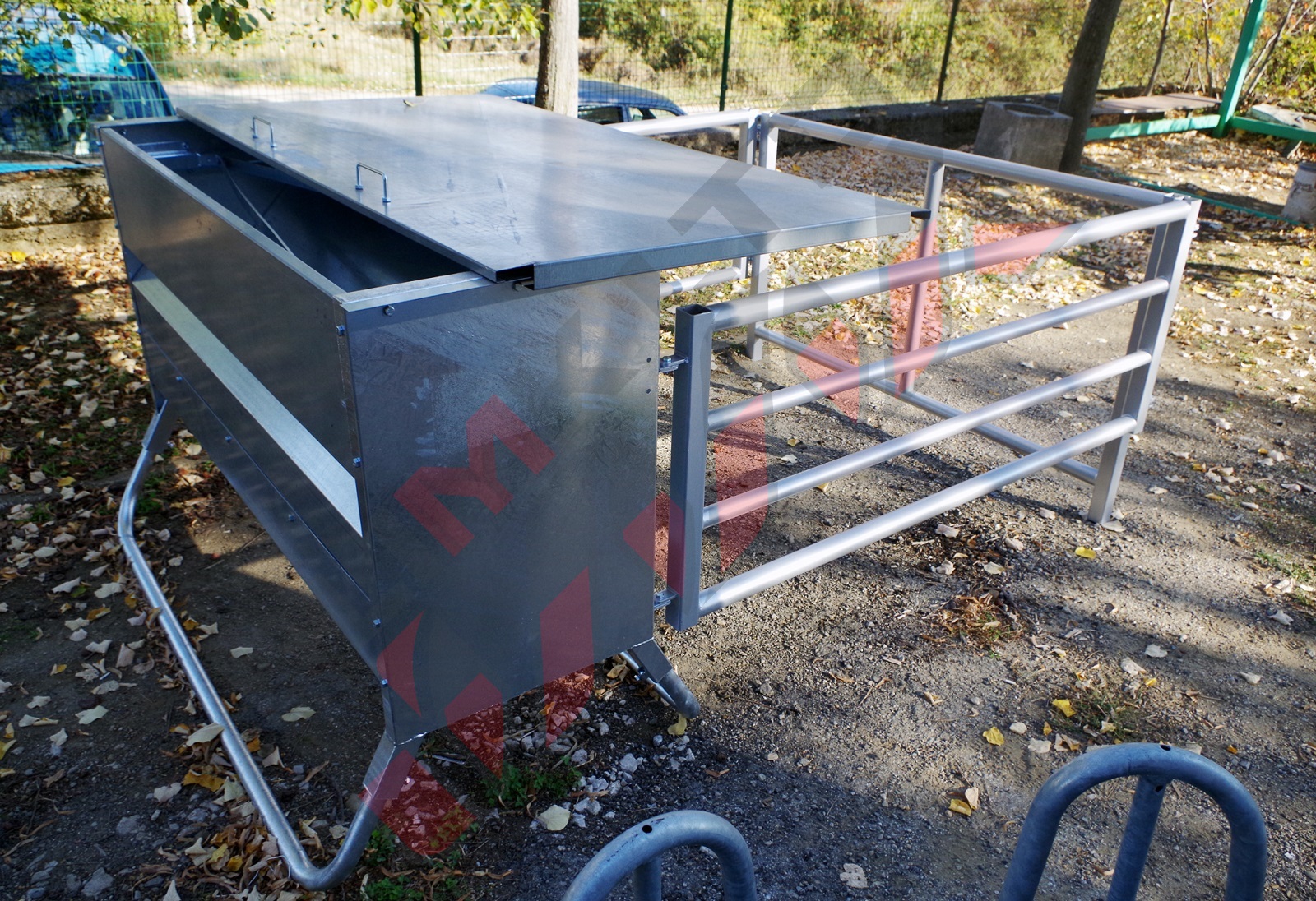 Sliding roof, easy loading - capacity 890 L hranilka teleta HKF Eko 3